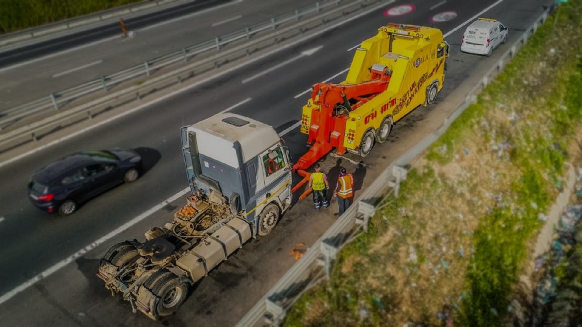 Tractari Alba24 | Pregătirea unei intervenții la un cap tractor Tractari Alba24 | Echipă și autospecială Rolla în timpul unei intervenții la un cap tractor pe autostradă