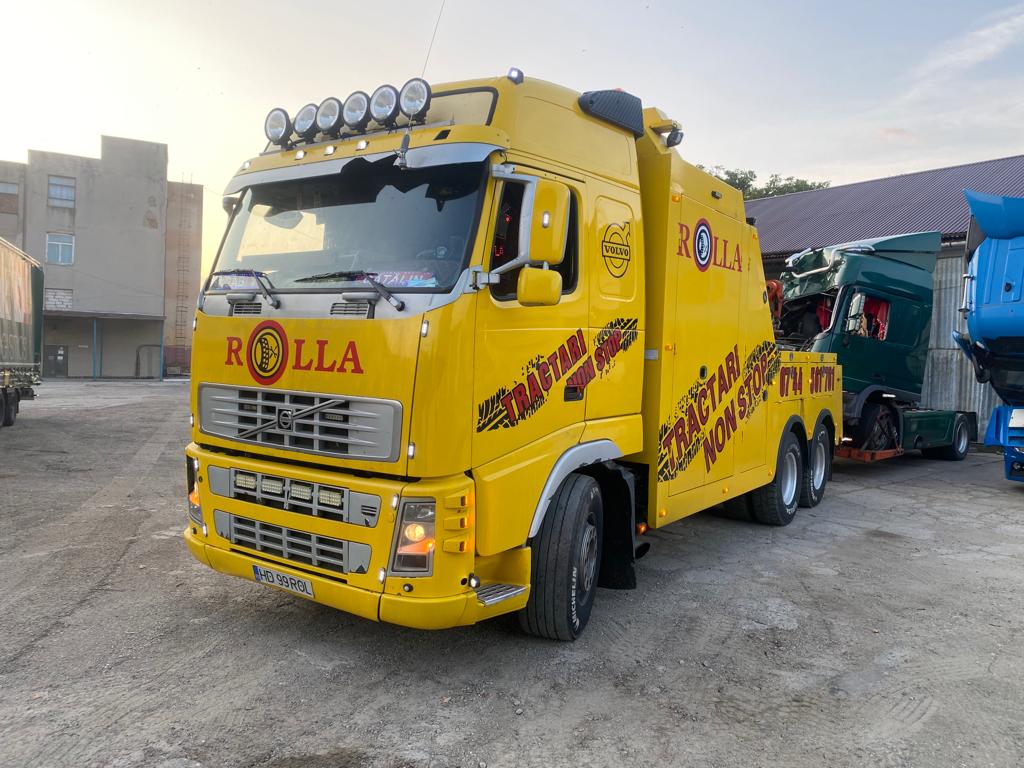 Tractari Alba24 | Autospecială pentru tractări camioane Tractari Alba24 | Autospecială galbenă Rolla pentru tractări camioane, cu un camion avariat în spate